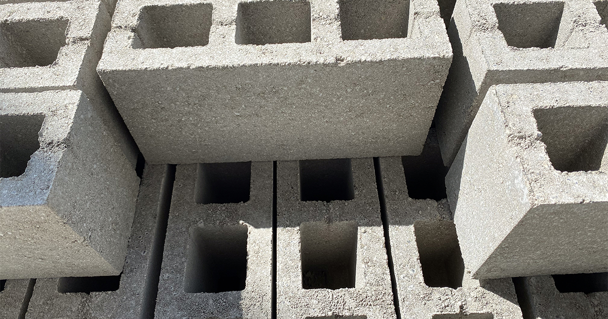 CO2-negatieve betonblokken op elkaar gestapeld door een 100% circulair betonbedrijf.