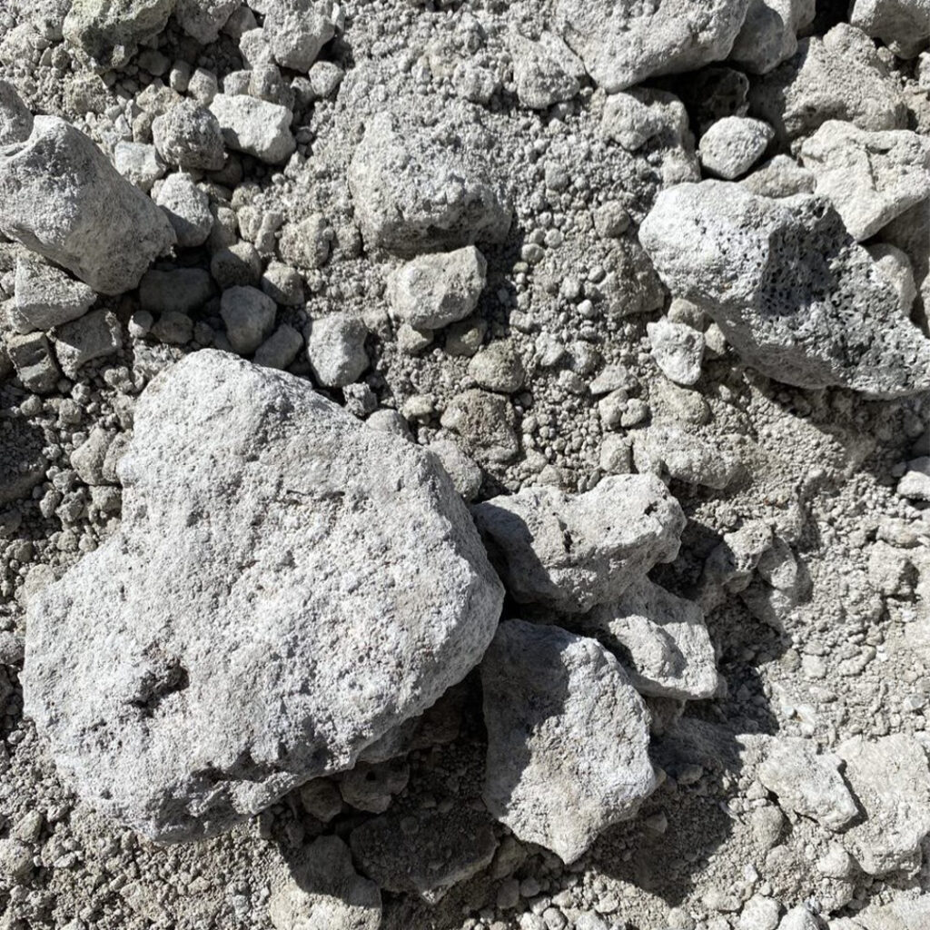 Ein Stapel Steine und Kies, umgeben von Stützmauern.