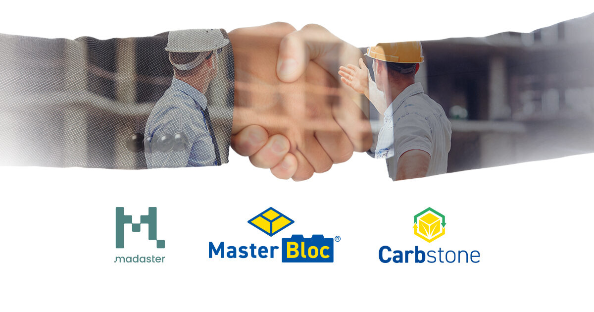 Twee mensen in bouwkleding schudden elkaar de hand met daaronder de logo's van Madaster, Master Bloc en Carbstone.
