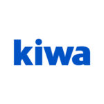 Op de afbeelding staat het woord "kiwa" in vette, blauwe kleine letters op een witte achtergrond.