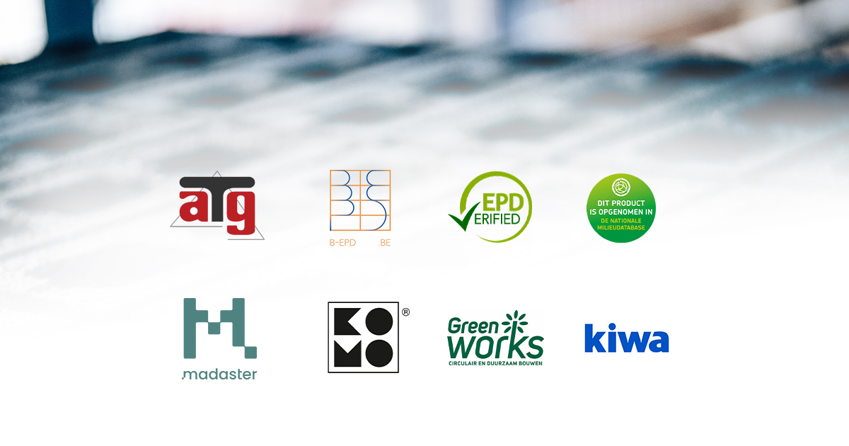 Een rij van acht certificerings- en duurzaamheidslogo’s, waaronder ATG, B-EPD, EPD Verified, Greenworks, Madaster, KOMO en Kiwa, afgebeeld tegen een wazige achtergrond.