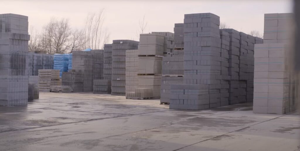 Een stel betonblokken in een magazijn gemaakt met Carbstone.