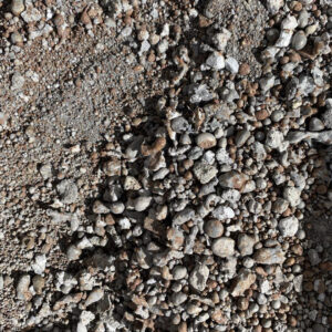 Een close-up van een duurzame stapel stenen en grind.
