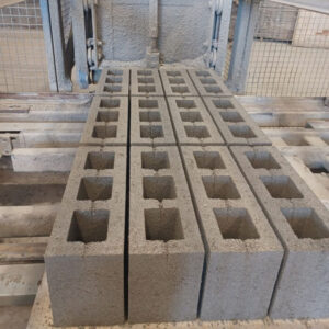 Betonblokken worden in een fabriek gemaakt met duurzame materialen voor keerwanden en scheidingswanden.