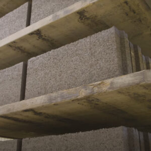 Een stapel betonblokken in een magazijn dat wordt gebruikt voor kosteneffectieve opslag.