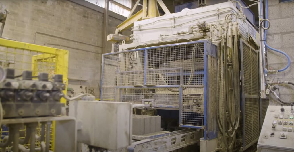 Een duurzame machine in een fabriek met Carbstone apparatuur.