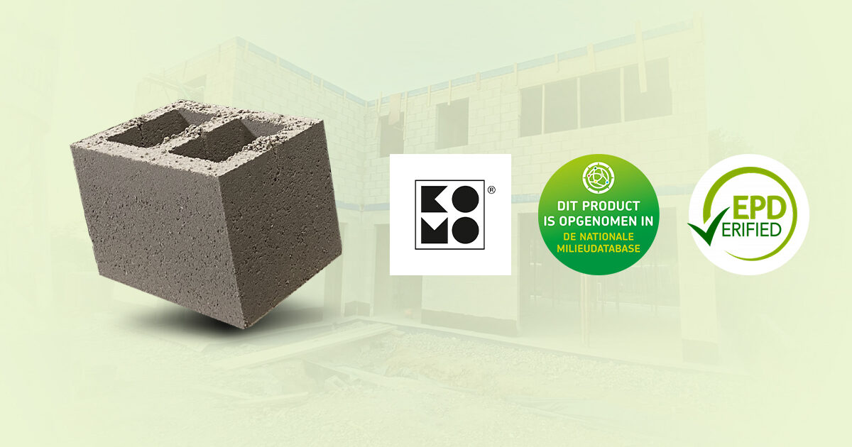 Een duurzame bouwsteen wordt getoond voor certificeringslogo's waaronder KOMO en EPD Verified, met een gedeeltelijk gebouwd gebouw op de achtergrond.
