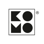 Zwarte geometrische vormen die de letters "KOMO" vormen binnen een vierkante omtrek, met een geregistreerd handelsmerksymbool in de rechterbovenhoek.