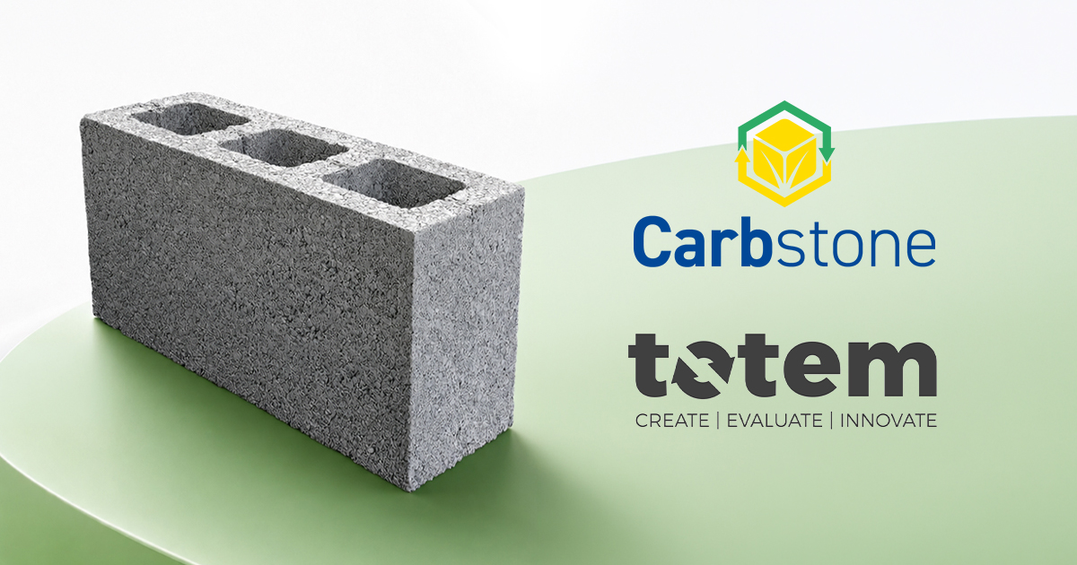 Een grijs betonblok op een groen-witte achtergrond, met daarop de logo’s van Carbstone en TOTEM en de woorden „CREATE | EVALUATE | INNOVATE”. Deze afbeelding benadrukt het belang van levenscyclusanalyse (LCA) en de milieuprestaties van gebouwen binnen het TOTEM Carbstone-kader.